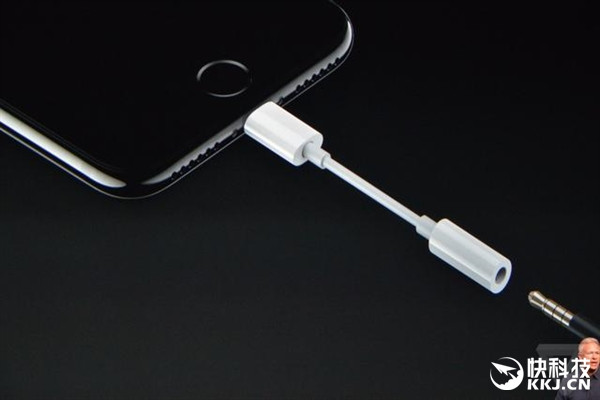 iPhone 8要用USB-C？蘋果用新接口給出答案