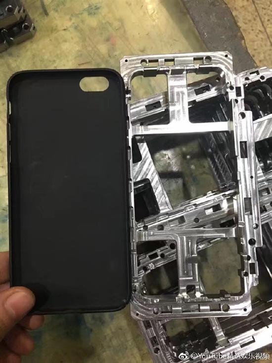 富士康工廠泄露iPhone 8“裸機”：又窄又短