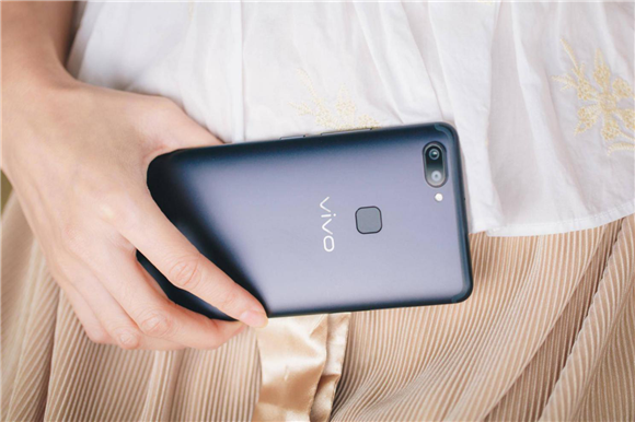 vivo X20全面屏手機走向時尚前沿，攜手王子文出席巴黎時裝周